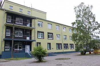  В больнице Пионерского отремонтировали фасад стационара и коридоры поликлиники