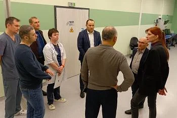 Группа специалистов из федеральных медицинских центров посетила онкологический центр Калининградской области