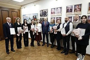 Алексей Беспрозванных вручил жилищные сертификаты одиннадцати медикам